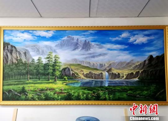双胞胎“瓷娃娃”卧病在床10余年 自学画画开画室