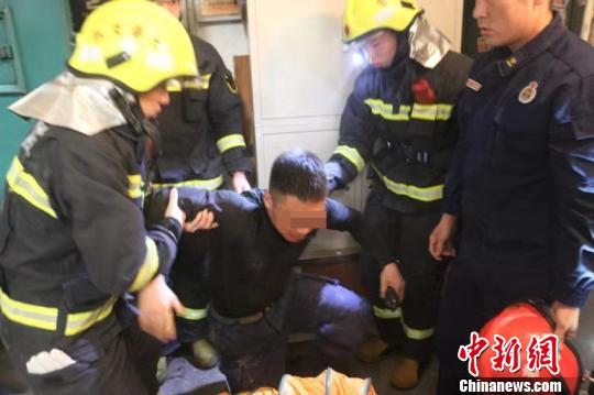 维修工人管道井内晕厥 长春消防上演“生死时速”