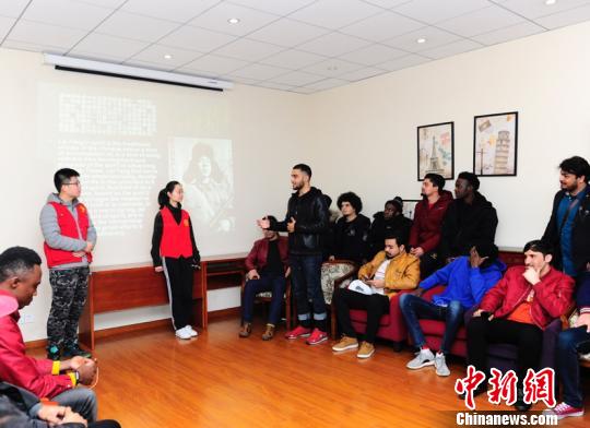 多国留学生常州“学雷锋” ：不同的肤色相同的心愿