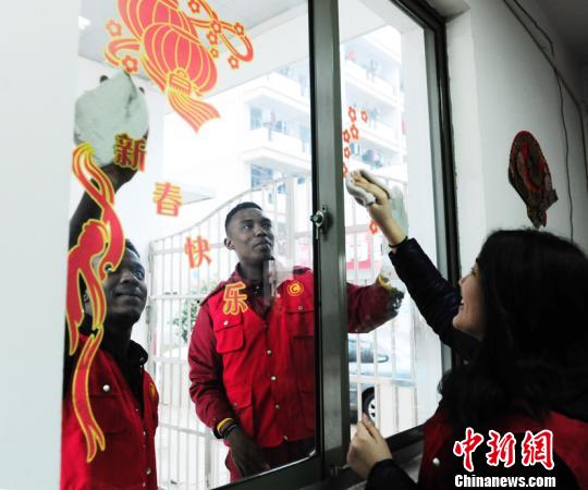 多国留学生常州“学雷锋” ：不同的肤色相同的心愿