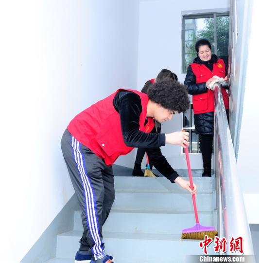 多国留学生常州“学雷锋” ：不同的肤色相同的心愿