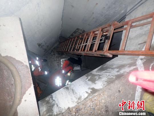 失足老人掉入5米设备井 烟台消防紧急救援