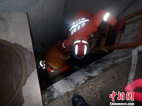 失足老人掉入5米设备井 烟台消防紧急救援