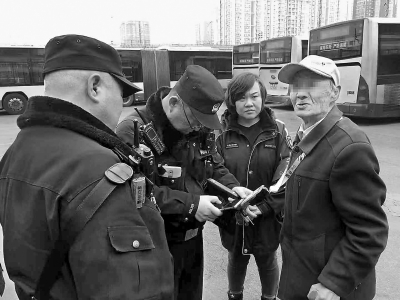 96岁老人公交车上犯迷糊 5路车队司乘人员和民警送其回家