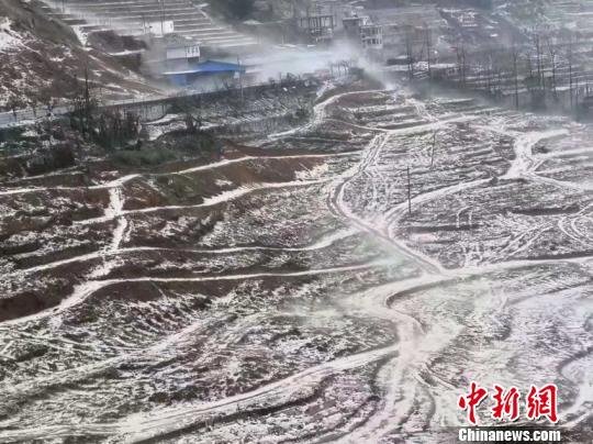 云南金平骤降冰雹 大如乒乓球堆积厚度达30厘米