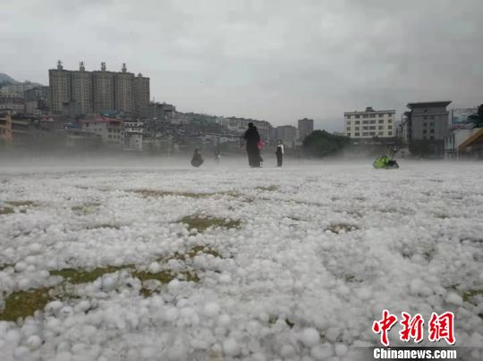 云南金平骤降冰雹 大如乒乓球堆积厚度达30厘米