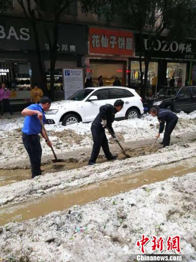 云南金平骤降冰雹 大如乒乓球堆积厚度达30厘米