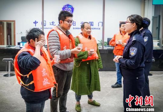 货轮海上失火 首批生还船员2日快速通关入境