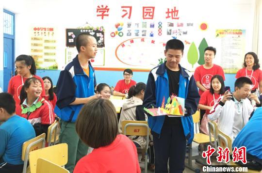 港澳青年在甘肃感受文化遗产魅力 携手创意守护敦煌