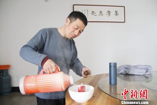 孝婿守护瘫痪岳母千余夜：多活一天家里就多团圆一天