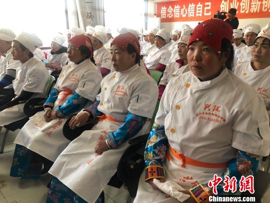 甘肃地企联合“扶智”藏区贫困妇女 免费授拉面技术