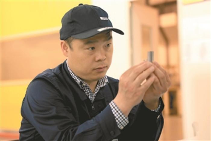 【爱国情 奋斗者 最美职工】一微米上的技能筑梦