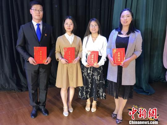 “高铁救人”护士谈职业：被信任是最大鼓励