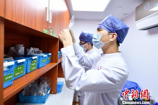 男护士：从不被认同到“香饽饽”