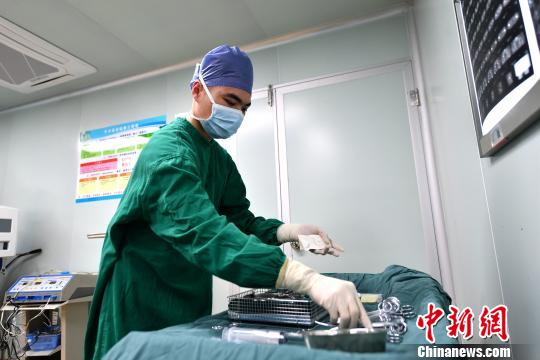 男护士：从不被认同到“香饽饽”
