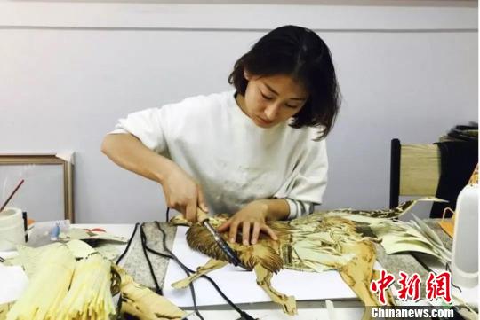 放弃大城市的“90”後草原姑娘：麦秸画实现了我的梦想