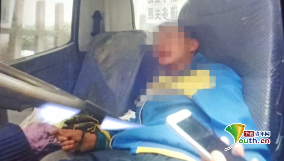 小男孩自导自演被捆在“殭屍车”内 只因思念在外的父母