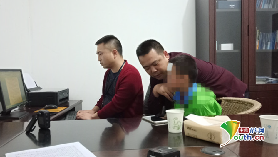 小男孩自导自演被捆在“殭屍车”内 只因思念在外的父母