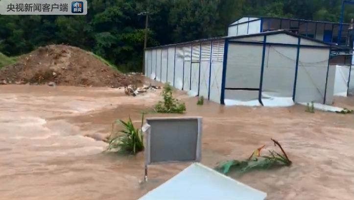 安徽黄山强降雨致山洪暴发 32人被困数小时後获救