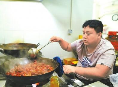 坐轮椅炒小龙虾走红成都 68元75只每天卖出500斤