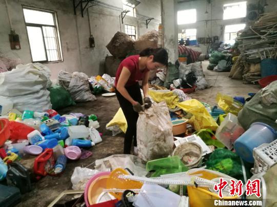 苏州“收废品西施”走红网路 闻味道 声音给废品分类