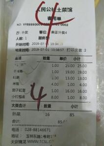 外卖里吃出半指长虫 店家称卖一赔一 律师说十倍理赔