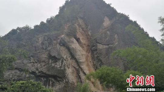 四川长宁发生4.8级地震 龙头镇笔架山山体垮塌
