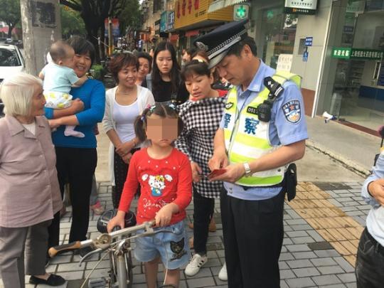 一个理发一个买衣服 “心大”父母竟不知8岁女儿走失