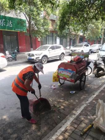 为了他的“耳朵” 环卫阿姨顶着烈日翻了一车垃圾