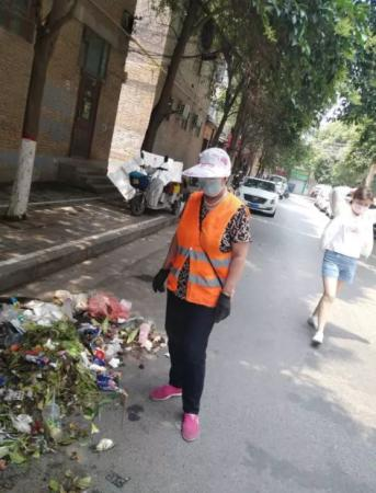 为了他的“耳朵” 环卫阿姨顶着烈日翻了一车垃圾
