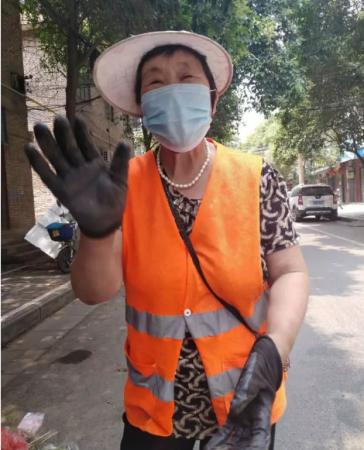 为了他的“耳朵” 环卫阿姨顶着烈日翻了一车垃圾