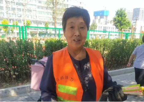 为了他的“耳朵” 环卫阿姨顶着烈日翻了一车垃圾