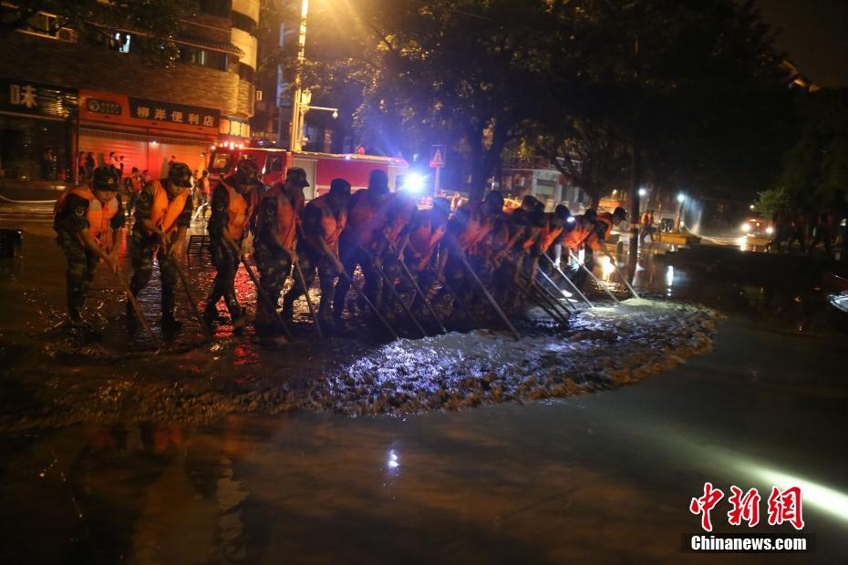 广西柳州一周内遇三次洪峰 武警官兵彻夜清淤
