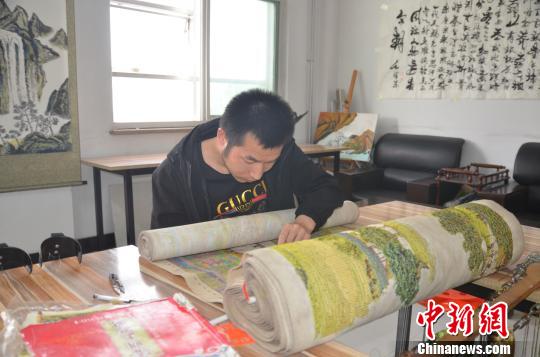 残疾男子“穿针引线”增收反哺父母 绣品最高卖出6万元