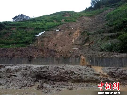 云南金平暴雨引发山体滑坡 已致3人遇难
