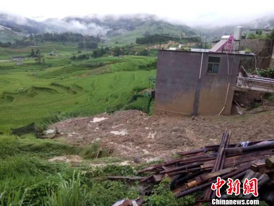 云南金平暴雨引发山体滑坡 已致3人遇难