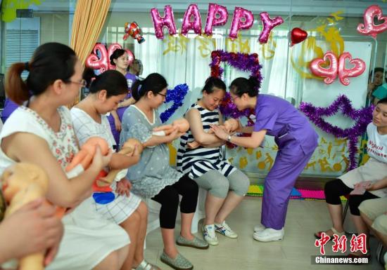 中国0-6岁婴儿纯母乳喂养率不足6成 卫健委呼吁提供便利设施