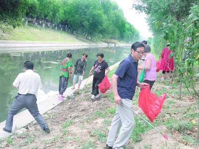 骄阳烈日下河长巡河忙 发现偷排污水及时解决