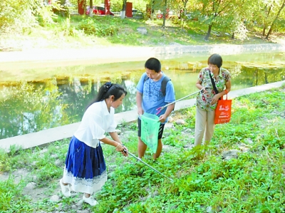 骄阳烈日下河长巡河忙 发现偷排污水及时解决