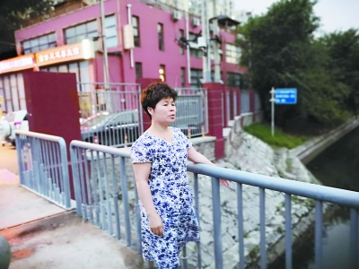 骄阳烈日下河长巡河忙 发现偷排污水及时解决