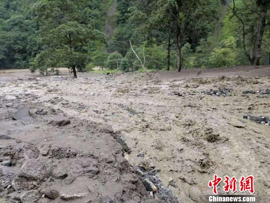 云南贡山白汉河发生山洪泥石流 致2人遇难1人失联