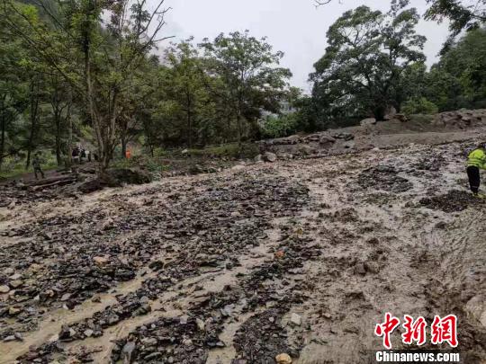 云南贡山白汉河发生山洪泥石流 致2人遇难1人失联