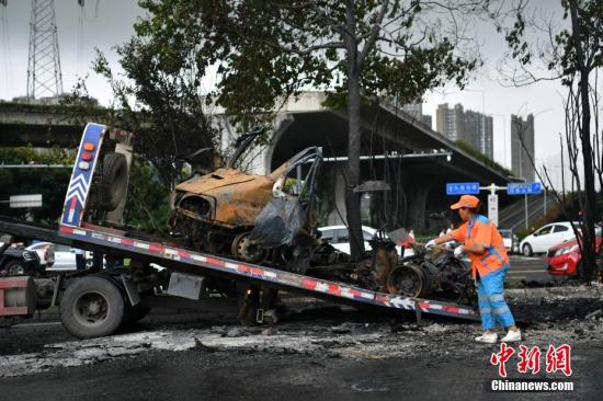 成都一汽车自燃轻微爆炸 初步了解燃烧物系氯酸钠