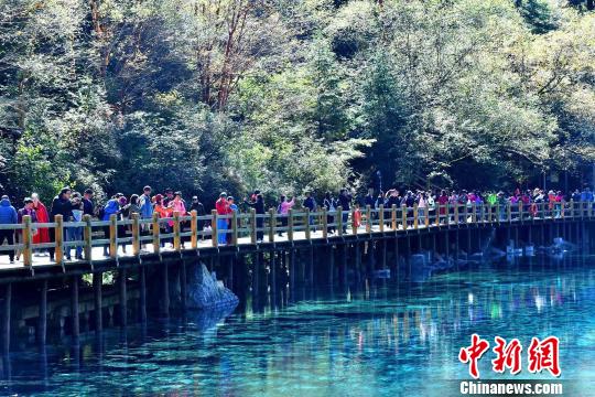 “童话世界”九寨沟再次开园迎客
