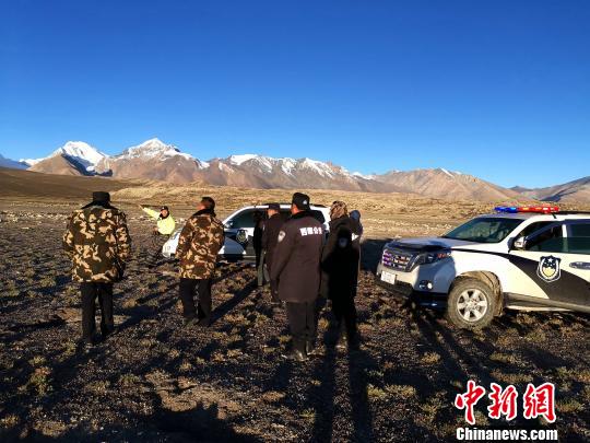 近6000米高地肩背人抬 西藏警方成功救援3名登山游客