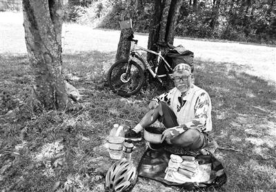 河南72岁老人骑行4个月横穿北美 计划明年3月出发骑行非洲