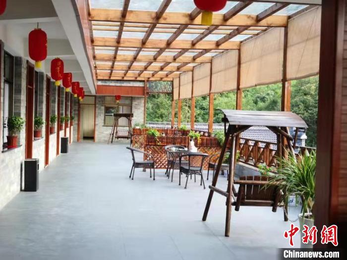 大别山区小村脱贫记：花开的时候“乡贤”等你来