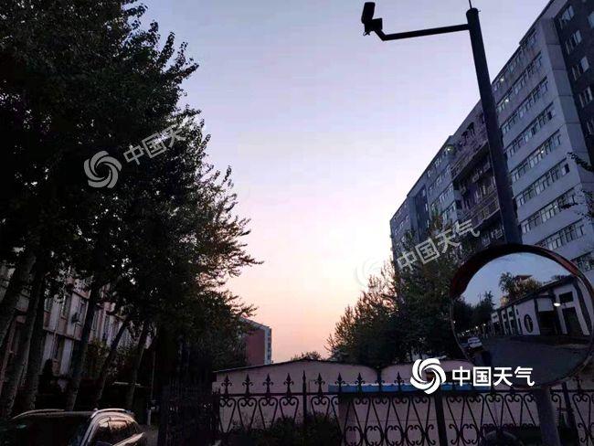 北京白天晴朗适宜赏秋 今夜起雨急风骤