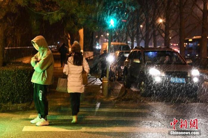 北京今冬初雪准时登场 多部门积极应对降雪影响