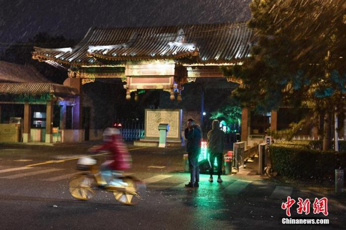 北京今冬初雪准时登场 多部门积极应对降雪影响